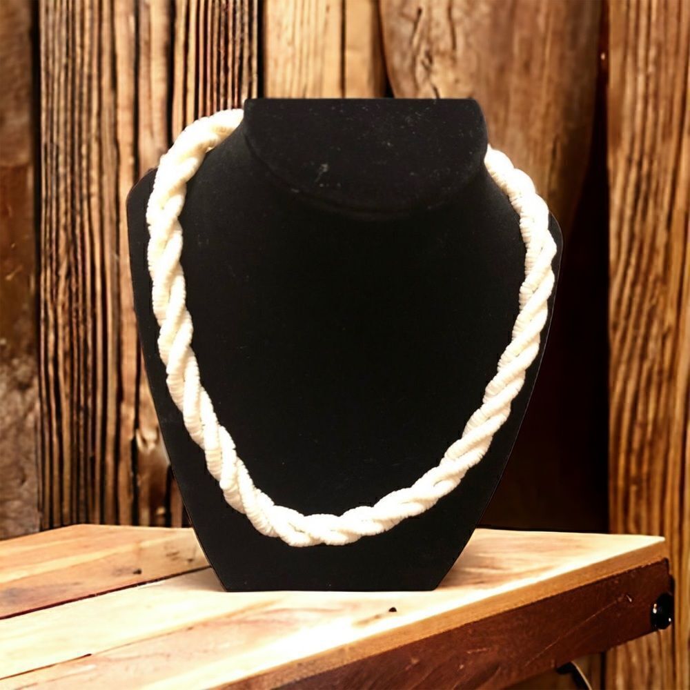 Vintage beaded white twist necklace screw clasp